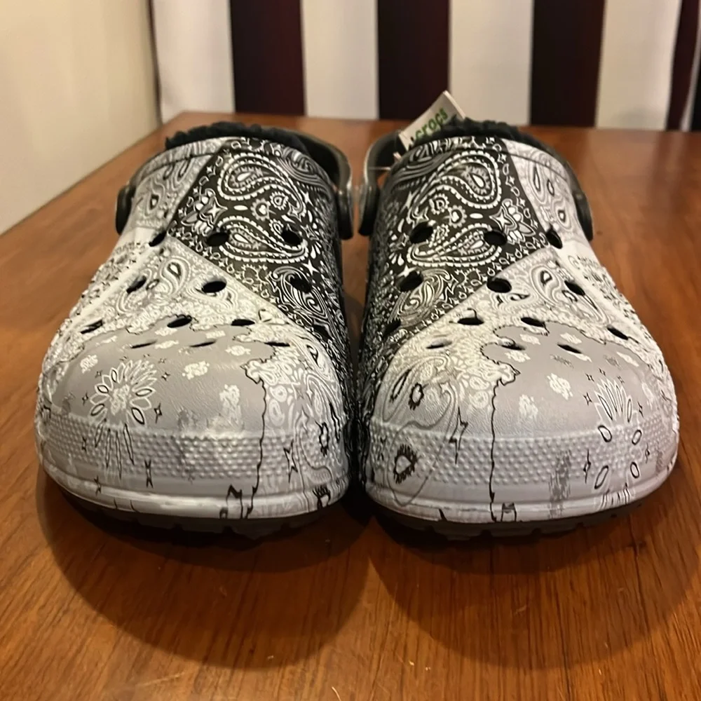 Crocs Baya Lined Printed Bandanna Clog Shoes Sandals new black grey Mens Size 13
